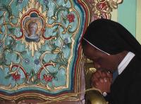 nun praying at church of the holy sepulchre